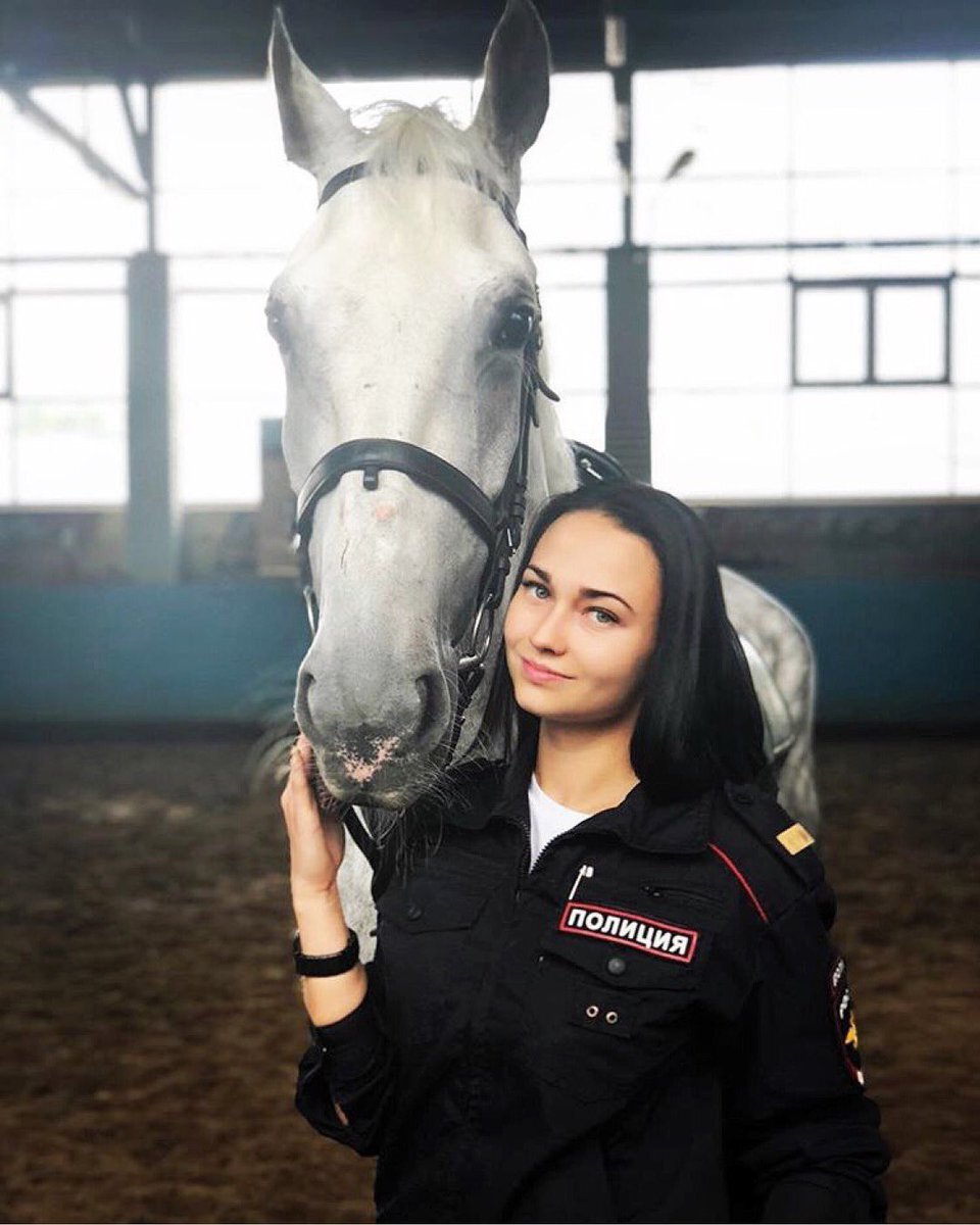 Одна из самых красивых девушек-полицейских по мнению пользователей социальных сетей Татьяна Зима. Фото из официального аккаунта МВД России в твиттере.