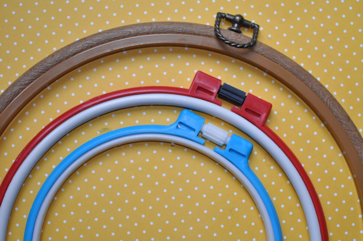 пяльцы - рамка и обычные дешевые пластиковые