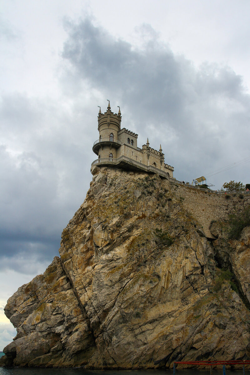 ласточкино гнездо вид с моря. гаспра мыс ай тодор. аврорина скала в крыму. памятник на аврориной скале. ласточкино гнездо в крыму внутри.