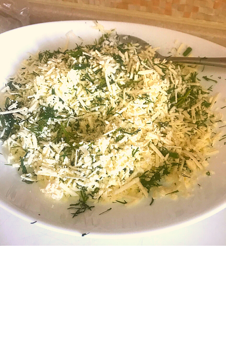 Тесто раскатываем и нарезаем на кружочки...