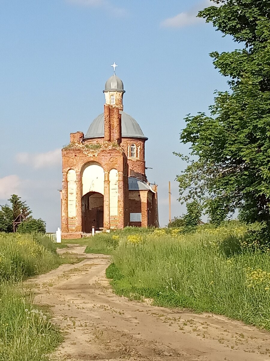 Фото автора. Дорога от источника к храму.