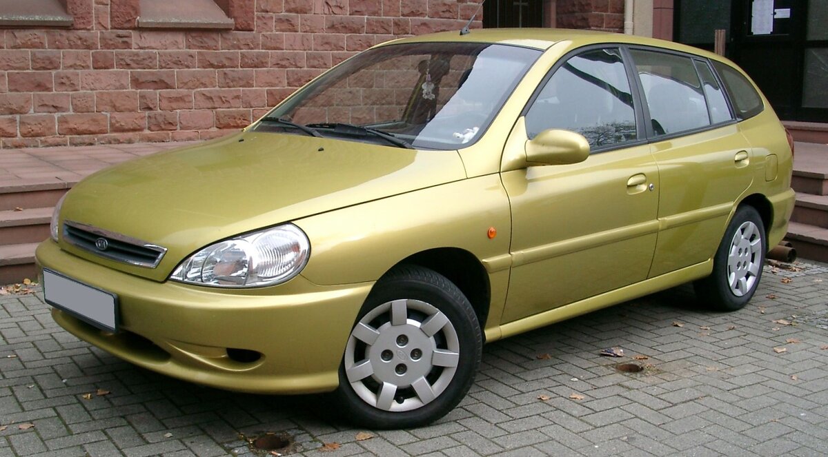 Общие данные Производитель	Kia Motors
Годы производства	2000—2005
Сборка	Республика КореяЗавод Сохари, Кванмён, Южная Корея
ЭквадорКито, Эквадор (AYMESA)
ИранТегеран, Иран (Saipa)
Иные обозначения	Kia Rio Cinco (с кузовом хэтчбэк в США)
Kia Rio RX-V (с кузовом хэтчбэк в Канаде и Южной Корее)
Kia Rio SF (рестайлинговая версия в Южной Корее)
Дизайн
Тип кузова	4‑дв. седан (5‑мест.)
5‑дв. универсал (5‑мест.)
Двигатель
Бензиновые: 1,3—1,5 литров (55—72 кВт)
Трансмиссия
5-скор. МКПП
4-скор. АКПП
Массово-габаритные характеристики
Длина	2000–2002: 4215 мм
2002–2005: 4240 мм
Ширина	2000–2002: 1675 мм
2002–2005: 1680 мм
Высота	1440 мм
Колёсная база	2410 мм
Масса	1144—1153 кг