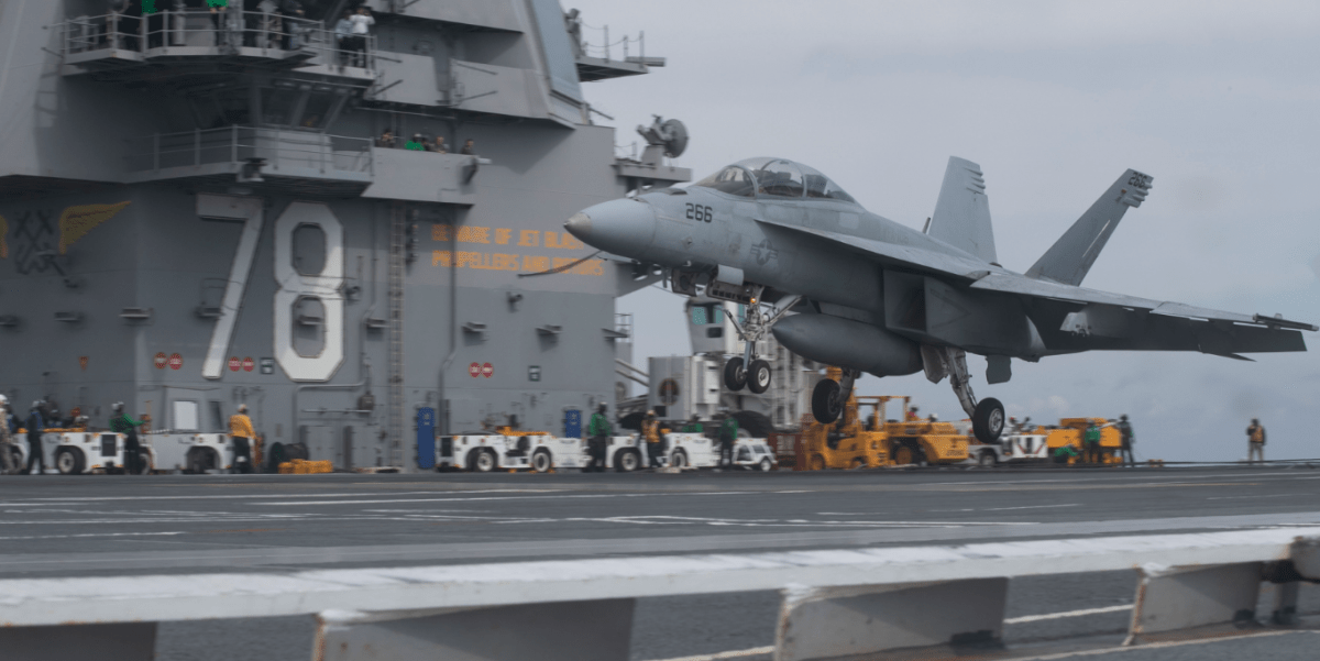 ВМС США F-18А приземляется на авианосец Джеральд Форд сверхтяжелый носитель в ходе испытаний, проведенных в Тихоокеанском субрегионе. Фото: Военно-Морской Флот США
