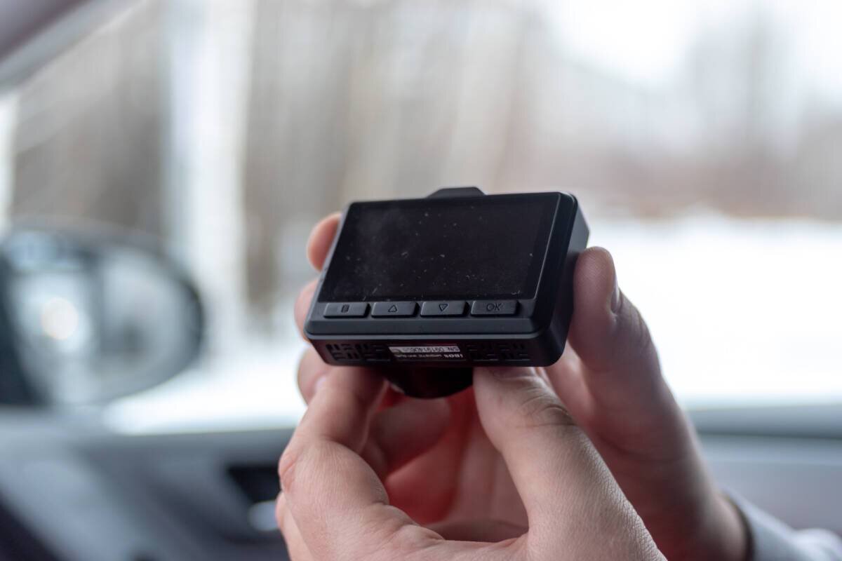 Из-за компактного размера прибор не занимает много места на лобовом стекле. Размер ЖК-дисплея 2,4-дюйма. Начинка регистратора имеет электронные детали от Sony и Samsung.