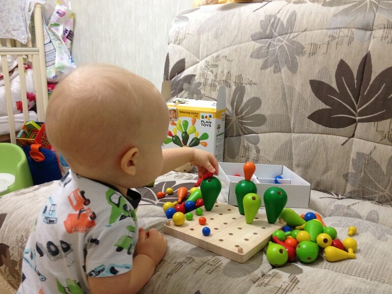 Развивалки для годовалого ребенка. Игрушки для малышей 6 месяцев. Детские игрушки для малышей 11 месяцев. Игры с годовалым малышом.