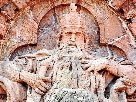 Статуя императора Фридриха I Барбароссы у горы Кифхойзер. Отросшая борода императора оплетает трон.