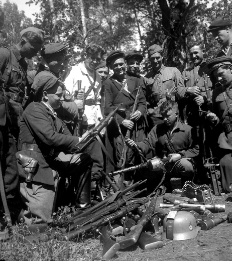 Белорусские партизаны с трофеями, добытыми в бою. 1943 год