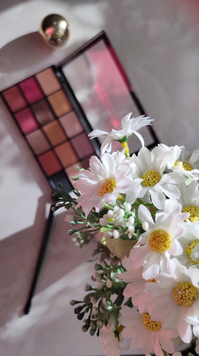 Палетка теней revolution makeup reloaded palette