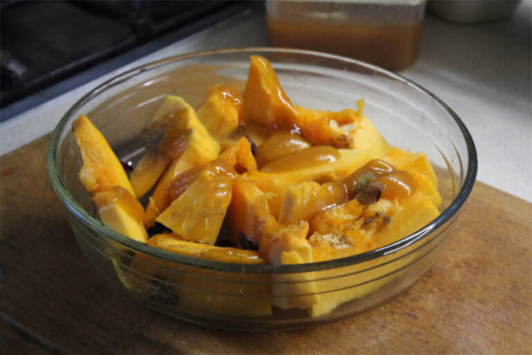 Тыква запеченная в духовке с медом и корицей. Фото с сайта https://edatomy.ru 