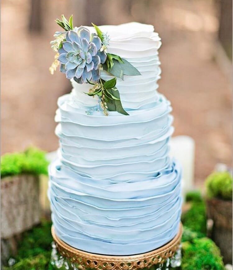 Голубая свадьба:пригласительные, платье невесты, зал,торт,смокинг жениха,букет невесты.