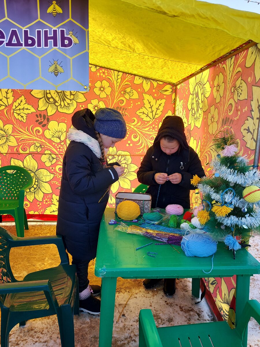 Дочка (в белом шарфе) активно помогала.