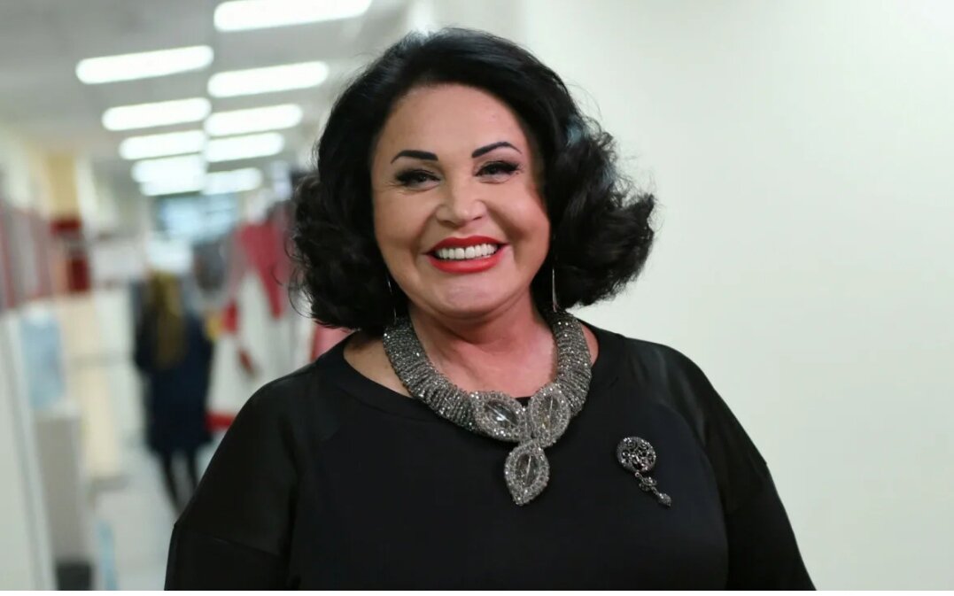 Собственно сама Бабкина. Обилие ботокса и сильная подтяжка лица создают ощущение натянутой улыбки