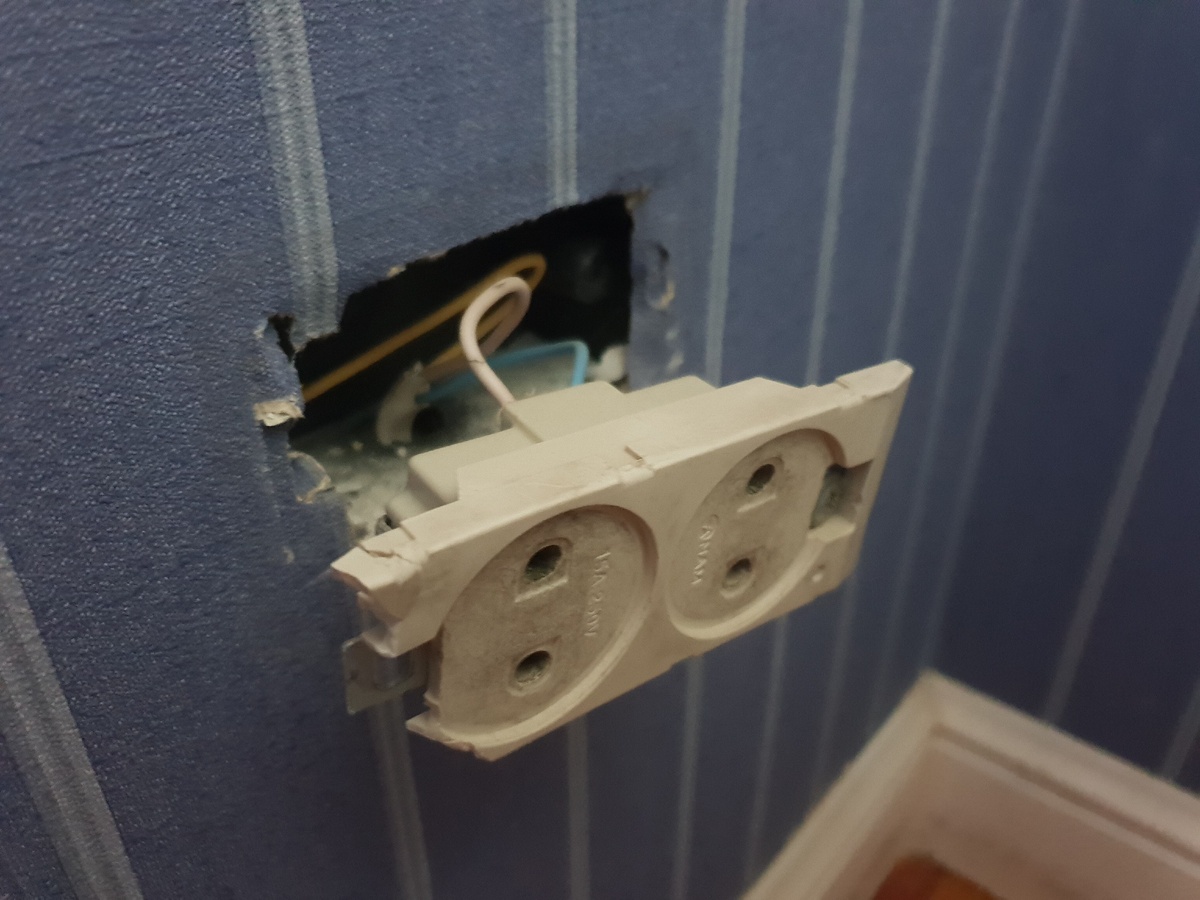 Открутив болты, на которых розетка крепится к стене ,аккуратно вытаскиваем её на себя .