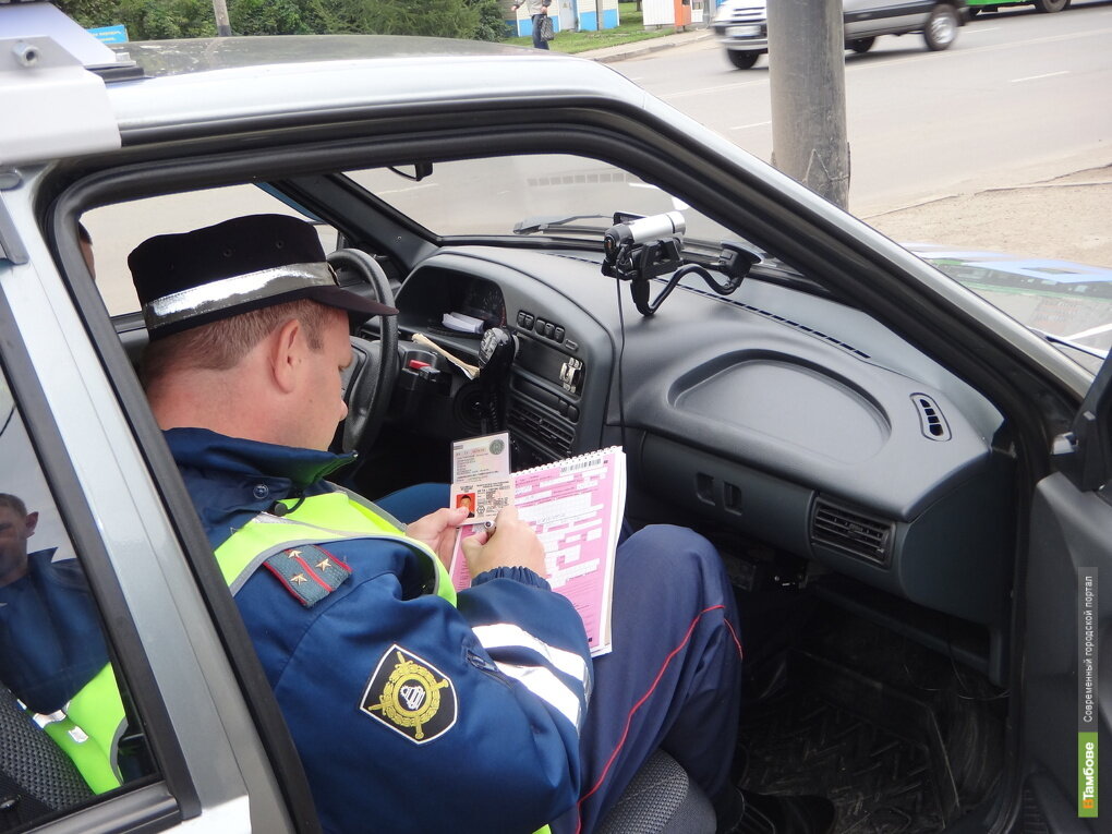 Сотрудник ДПС составляет протокол