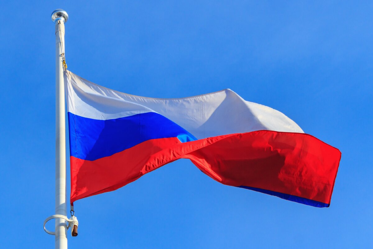 Российский флаг на голубом фоне