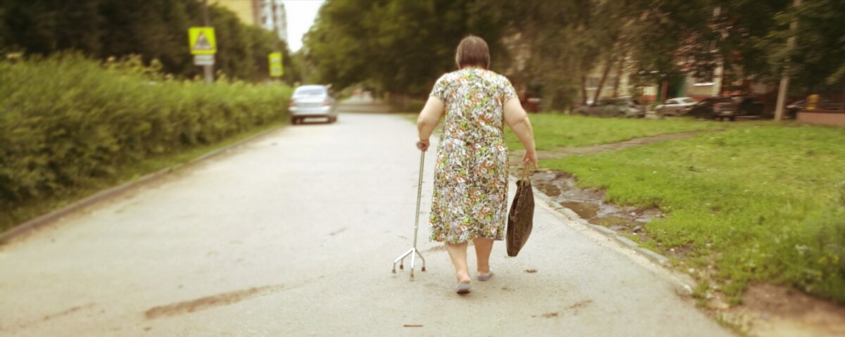 Бабуля которая шла по тротуару возле отдела полиции в котором я работал.