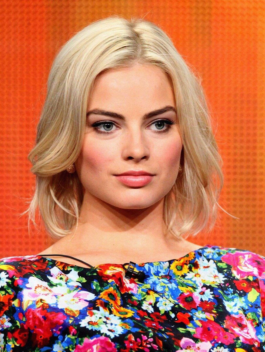 Четкие угловатые брови делают лицо злым