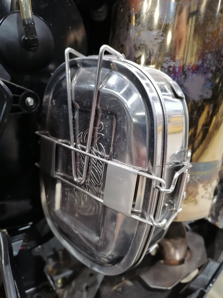 Быстросъемный фиксатор позволяет легко "организовать стол"