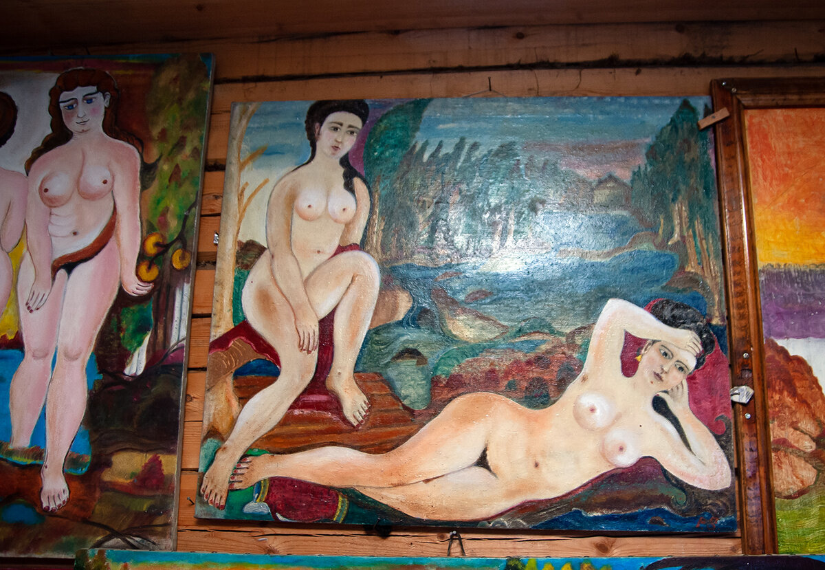 Дородных  женщин художник рисует по памяти