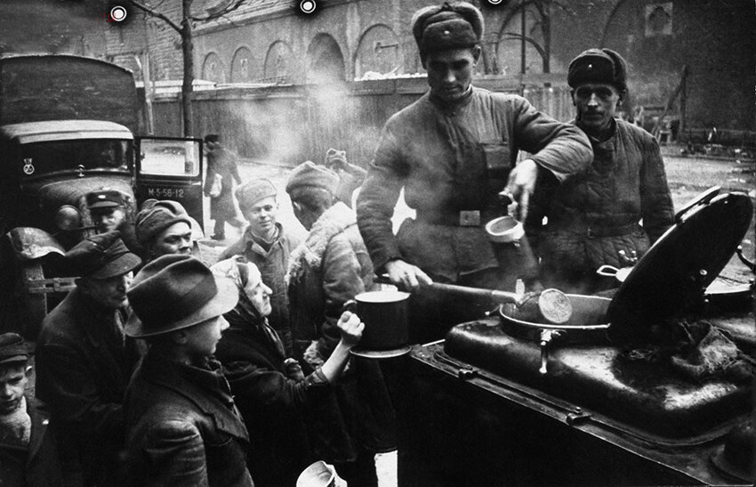 Раздача питания жителям Берлина 