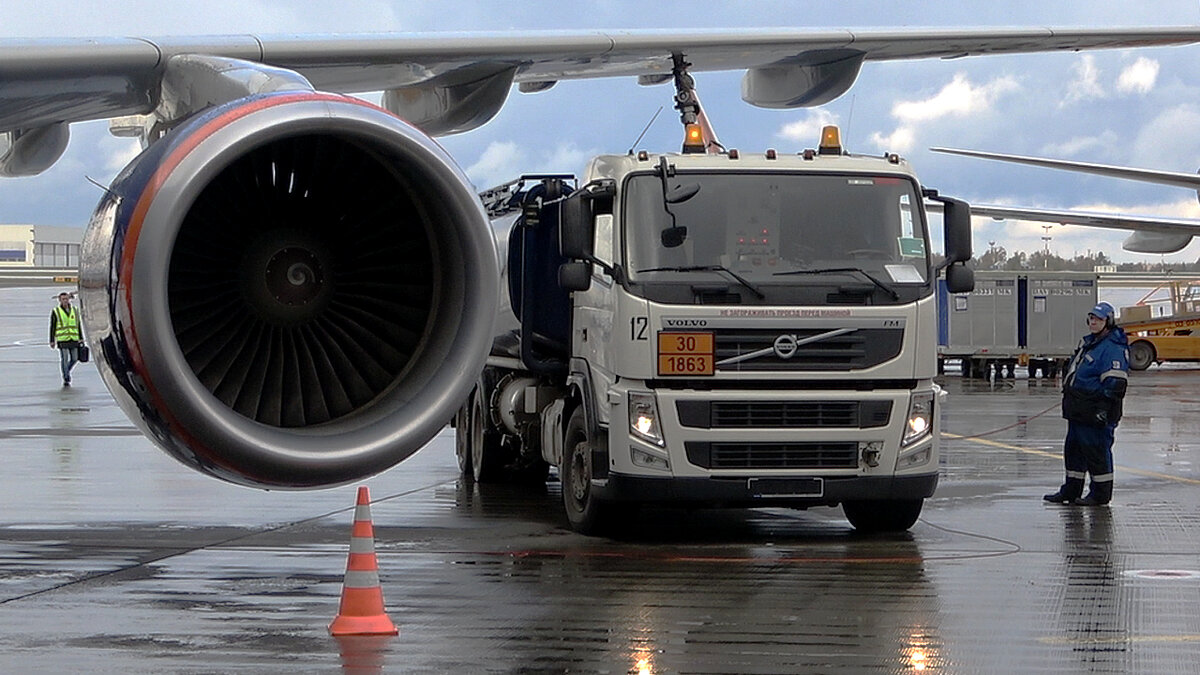 Заправка авиалайнера Airbus A321