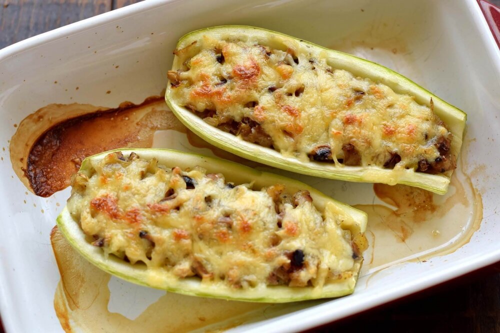 Кабачки в духовке с фаршем грибами сыром. Запеченные кабачки с фаршем. Фаршированные кабачки myasom. Кабачки в духовке с грибами и сыром. Кабачки цукини с фаршем.
