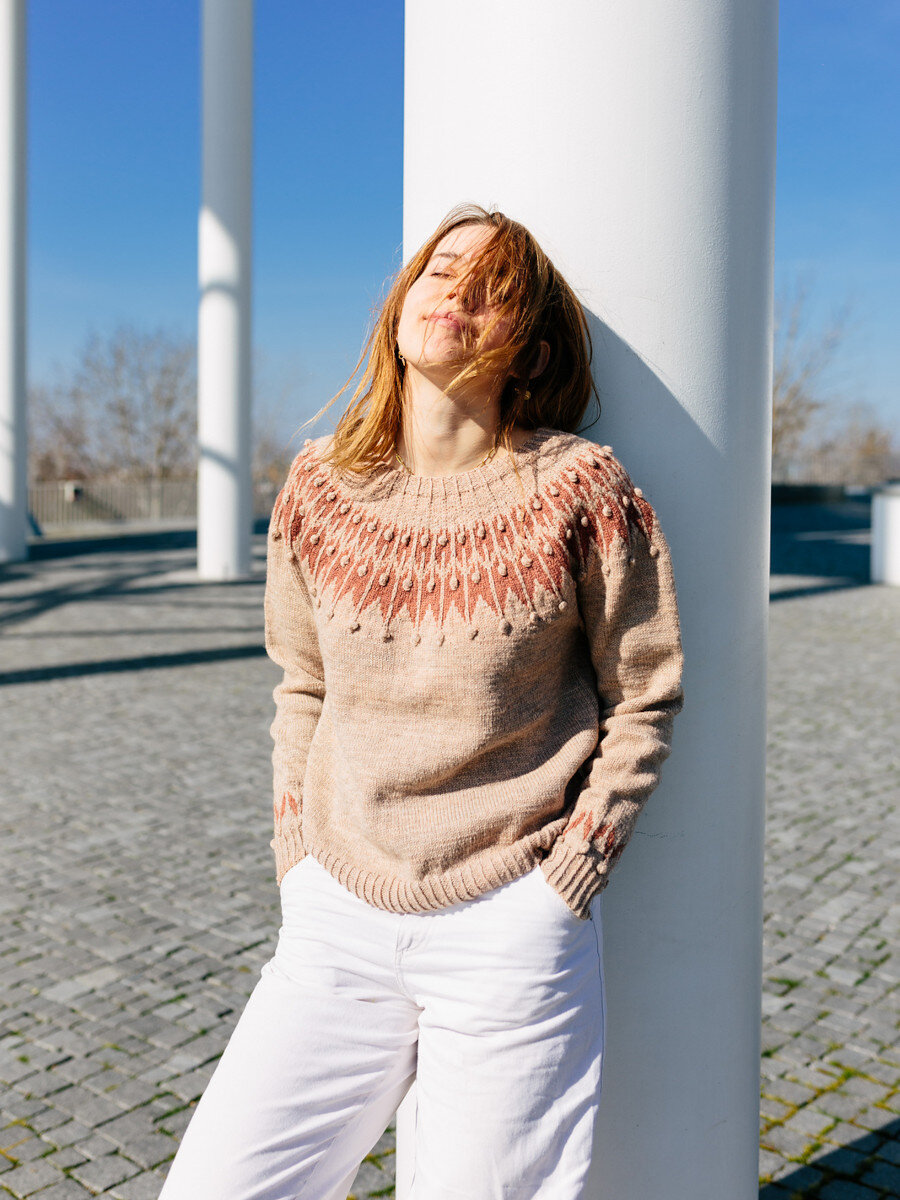 Вязаный спицами пуловер с круглой жаккардовой кокеткой