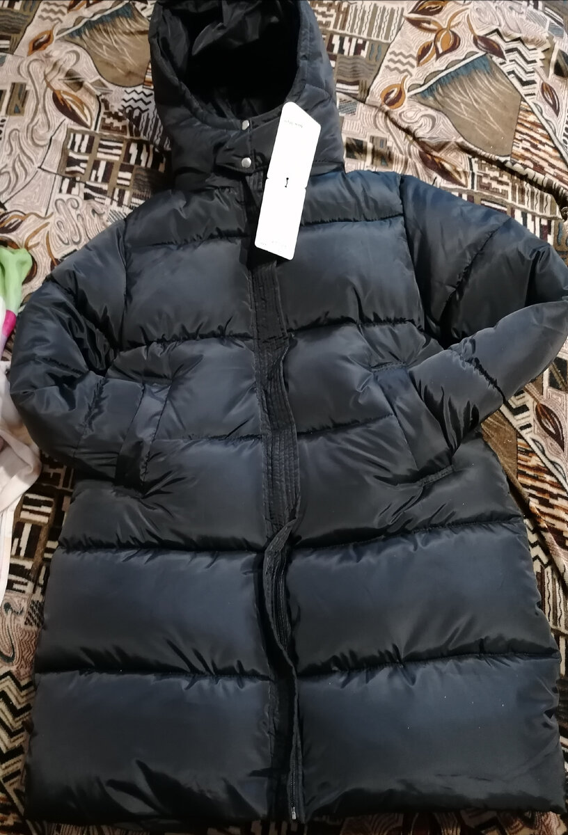 Куртка зимняя, на синтепоне.Цена 2450.По весу просто невесомая, хотя выглядит довольно большой.Прошита очень хорошо, не где не чего не торчит.Рукава на резинке.