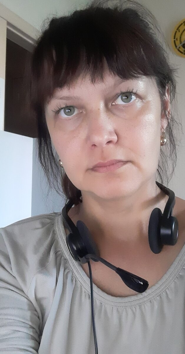 Работаю. Жара на улице 34 градуса и в помещении также. Вентилятор не помогает.