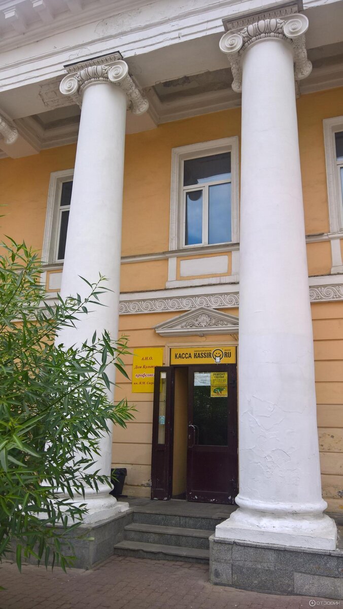 Вход находится с боку задания со стороны улицы Б.Покровской(в помещении есть указатели)ист:https://otzovik.com/review_5231628.html