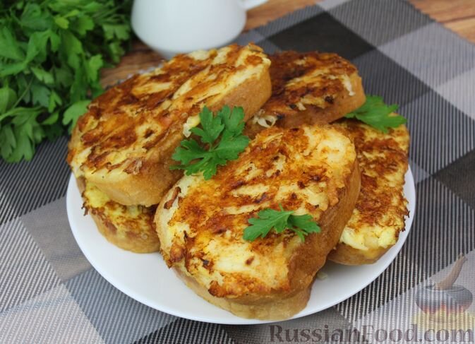 хлеб белый, сыр твёрдый, картофель, лук репчатый, сметана, яйца, соль, перец чёрный молотый, масло растительное