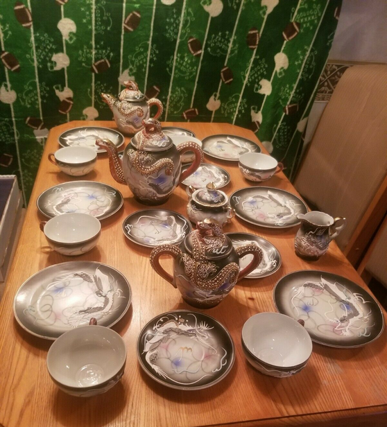 "Драконовый" (по форме больших предметов) сервиз, соответственно, и расписан драконами в технике МОРИАЖ с японской спецификой.
