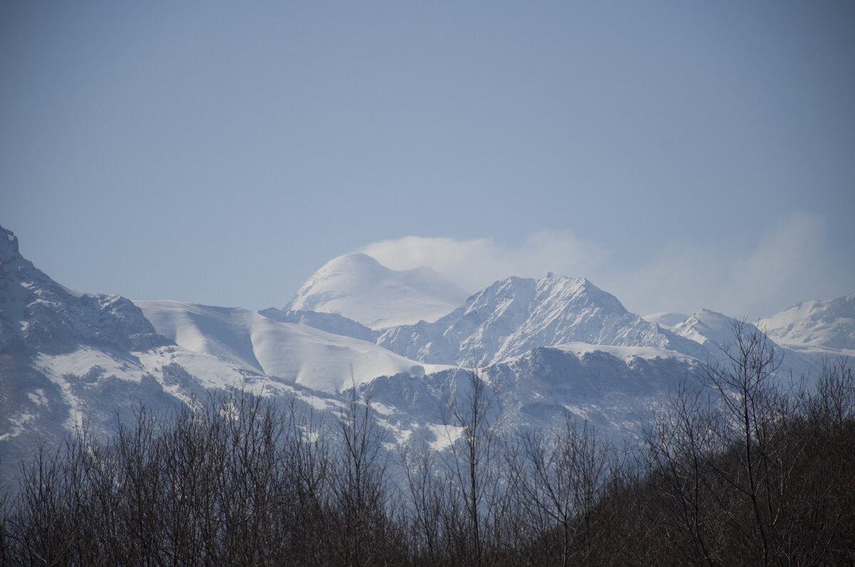 Традиционная картина из пригородов Владикавказа - Казбек! Сейчас на его вершине ветряно...