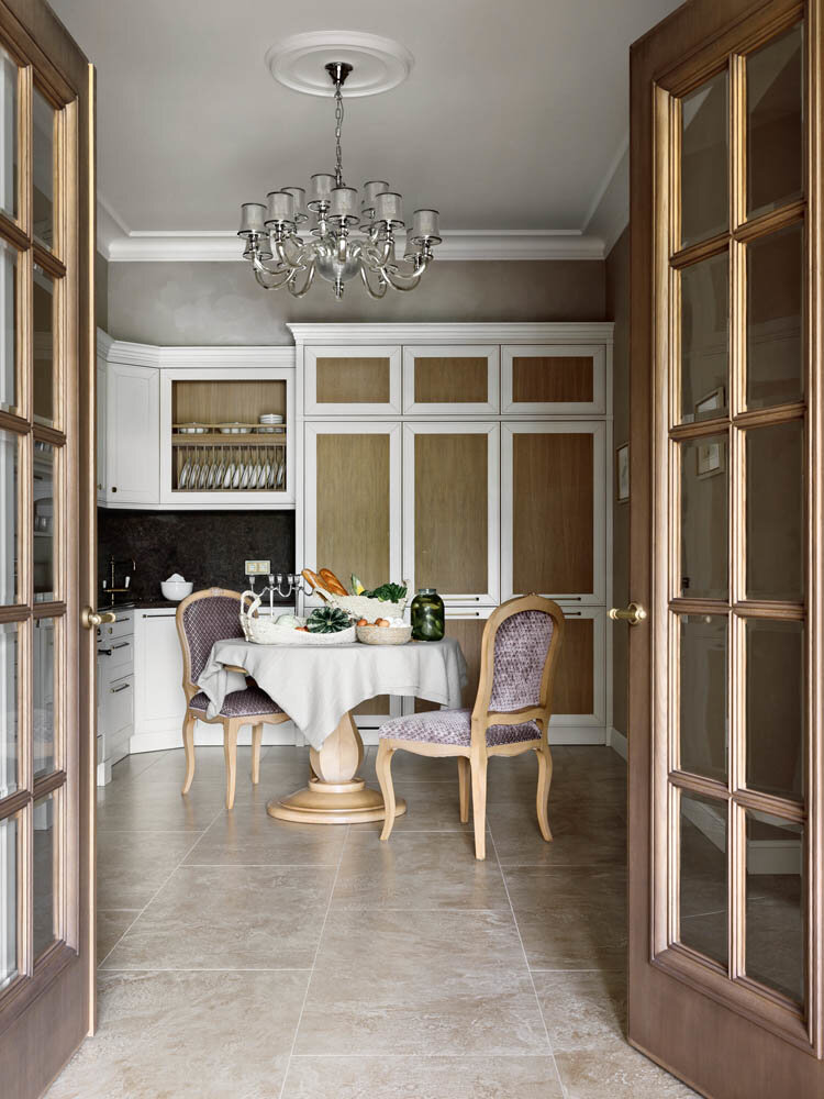 Кухня не имеет собственных окон, естественный свет поступает в неё через двери гостиной. Кухня изготовлена по эскизам студии в нарочито «состаренном» виде: в элементах отделки присутствуют потёртости, царапины, «жучки». Внутреннее пространство открывает безграничные возможности для хранения, а уровень оснащения этой зоны позволяет готовить любому человеку, вплоть до профессионального шеф-повара.Кухня не имеет собственных окон, естественный свет поступает в неё через двери гостиной. Кухня изготовлена по эскизам студии в нарочито «состаренном» виде: в элементах отделки присутствуют потёртости, царапины, «жучки». Внутреннее пространство открывает безграничные возможности для хранения, а уровень оснащения этой зоны позволяет готовить любому человеку, вплоть до профессионального шеф-повара.