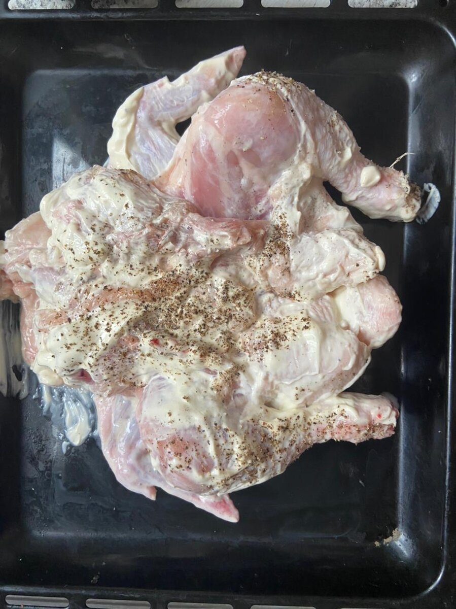 Остатки курицы с предыдущего рецепта выкладываем на противень , смазываем майонезам ( в майонез можно добавить любимые приправы)