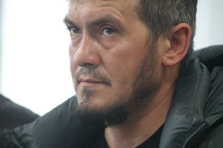 Первым в зал суда доставили Валиахметова. Он был единственным, кто не скрывал своего лица. Обвиняемый родом из Челнов, родился в 1982 году. Женат, имеет пятерых детей, самый младший из которых родился в прошлом году