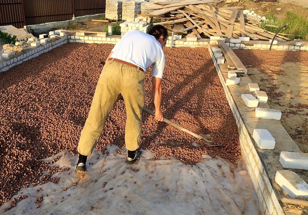 Керамзит – экологически чистый и долговечный утеплитель, который широко применяется в строительстве.