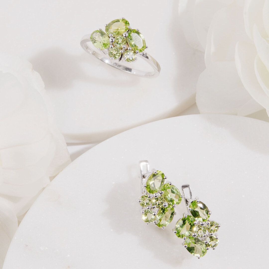 Серьги и кольцо из серебра с хризолитом. Артикул 633816; Артикул 634049