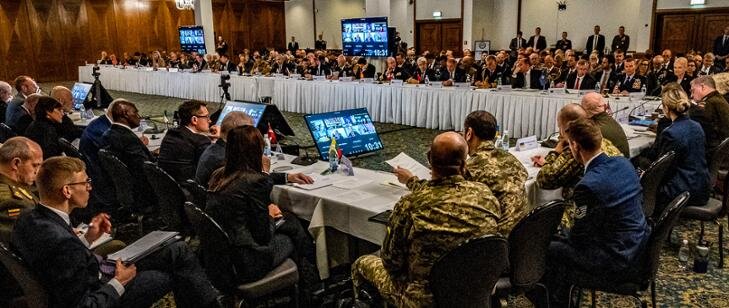 На этот раз немецкие печеньки: политики Польши и Германии обсуждают милитаризацию Украины на американской базе Рамштайн в ФРГ 26.04.2022. Источник: Минобороны Польши