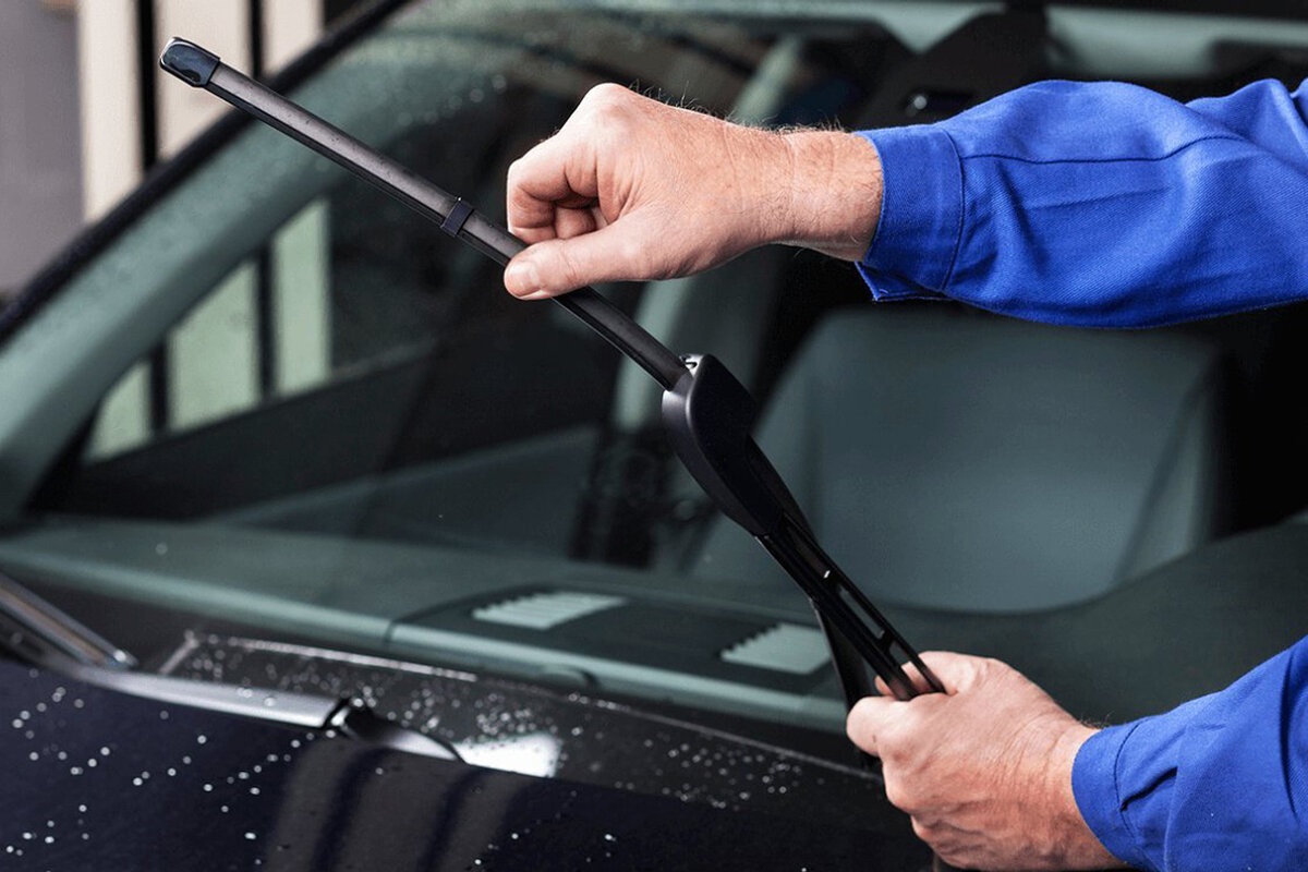 Кто придумал дворники на авто. Как часто менять стеклоочистители. Дворники на стекле автомобиля. Щетка для лобового стекла. Когда пора менять щетки стеклоочистителя.
