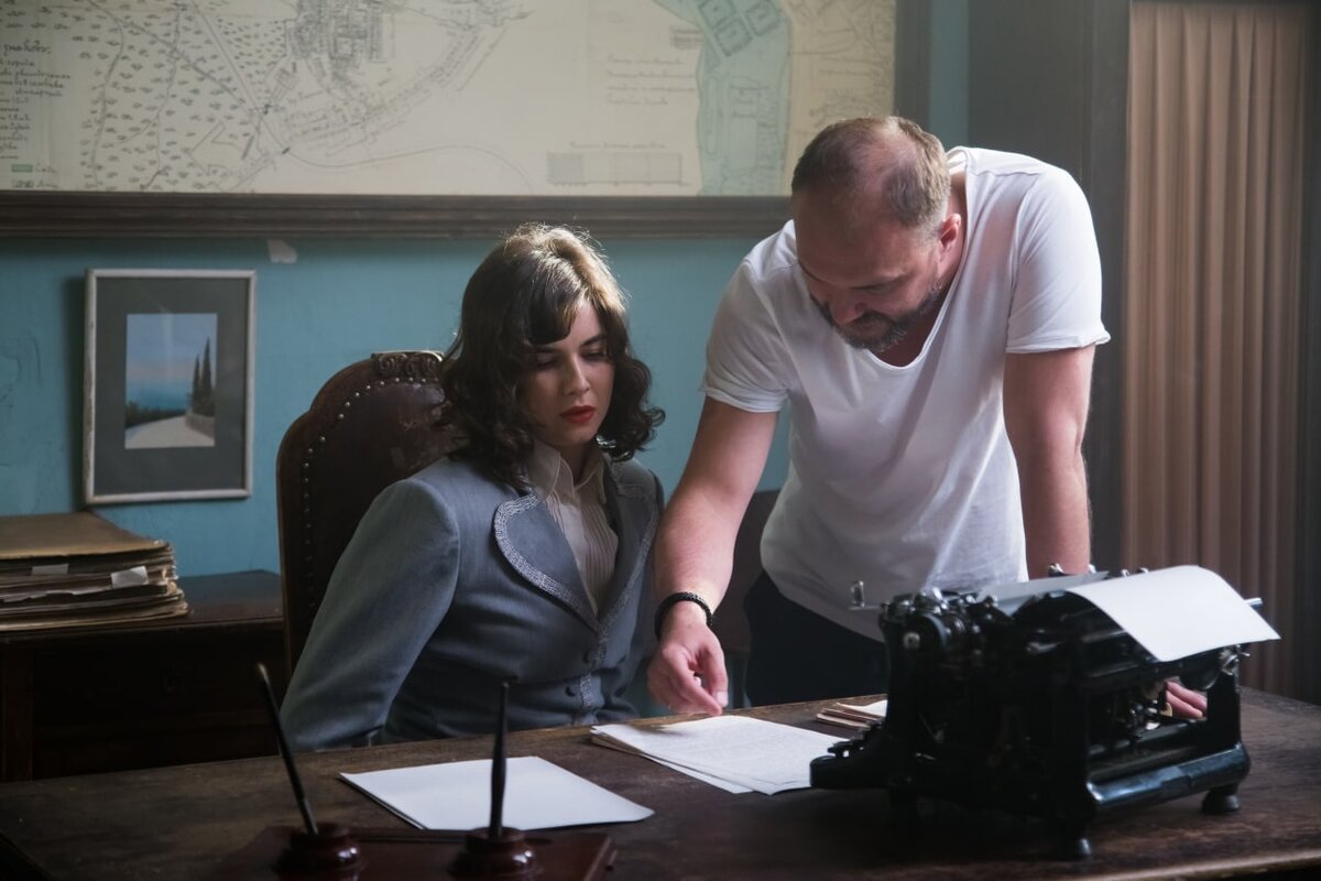 Маша Андреева в роли Ларисы и режиссер Дмитрий Петрунь на съемочной площадке «Молчания»