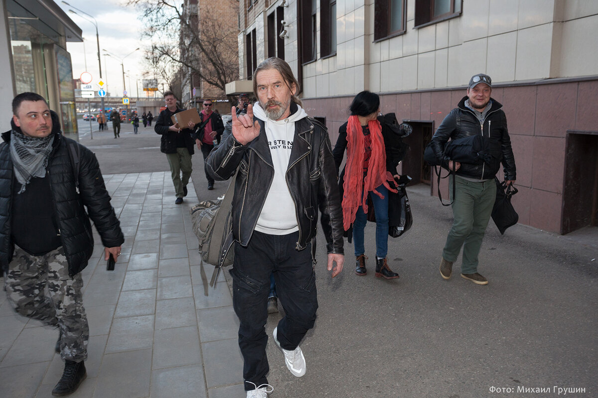Сергей (Паук) Троицкий на подходе к клубу "Артист Hall"