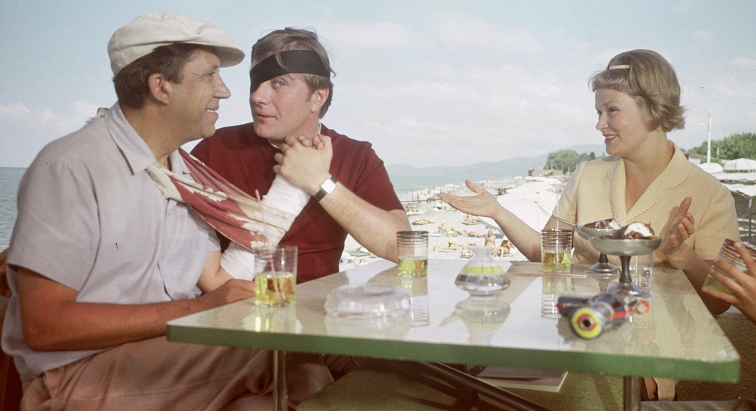 Кадр из фильма "Бриллиантовая рука". Актеры Юрий Никулин (слева) в роли Горбункова, Андрей Миронов в роли Козодоева и Нина Гребешкова в роли Горбунковой (1968 год)