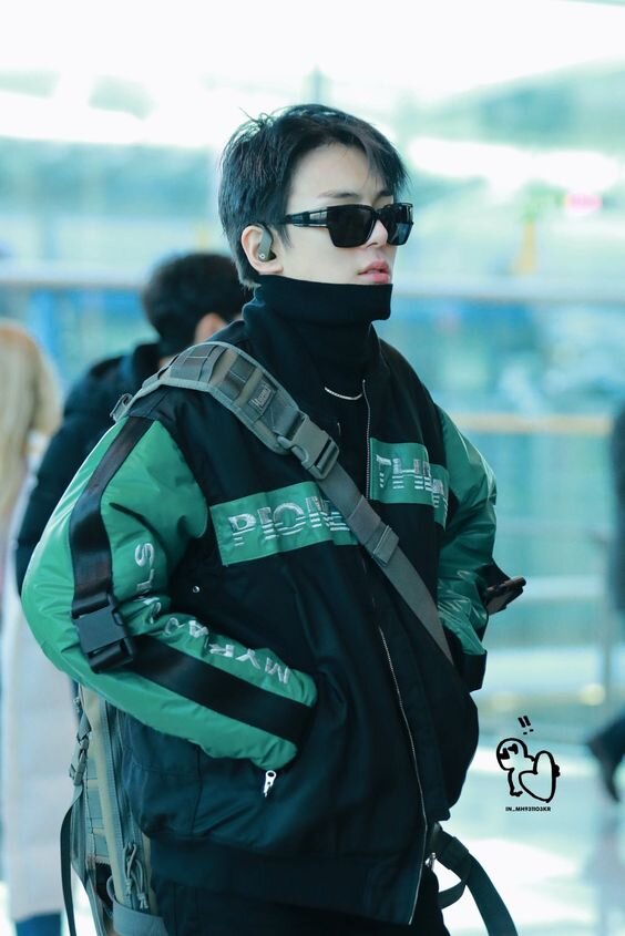 1. MONSTA X Minhyuk at Incheon airport. Все иллюстрации взяты в открытых источниках в сети.