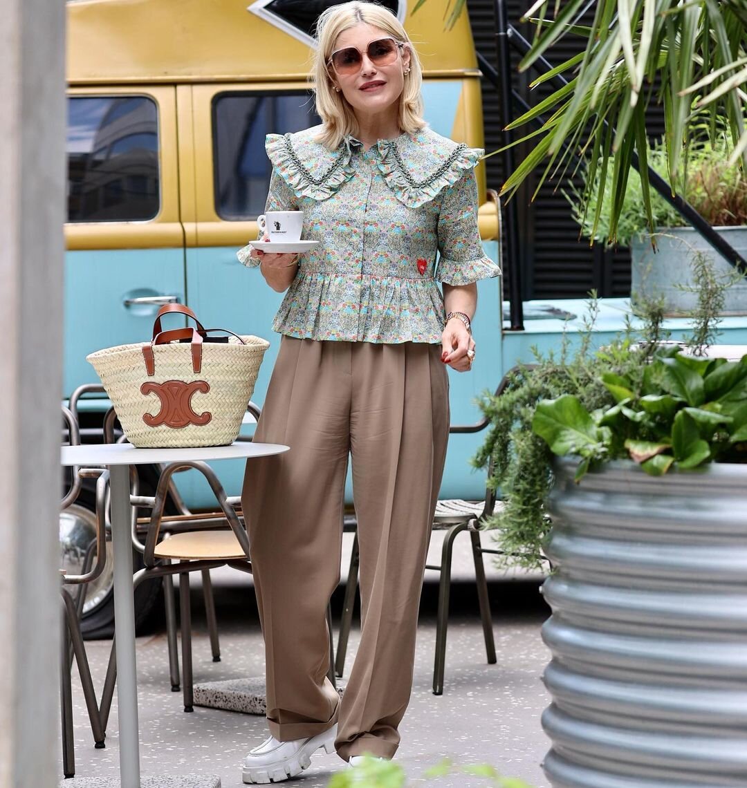 Классные летние образы в брюках для зрелых женщин