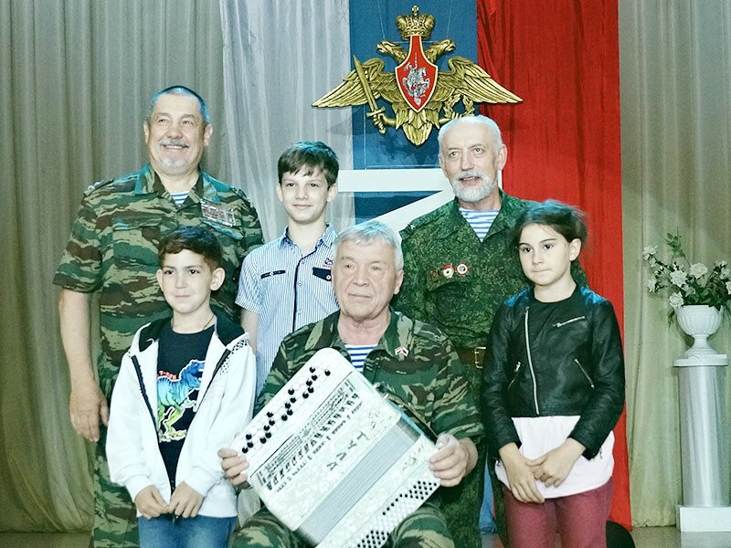 «Офицерское трио» в гарнизонном Доме офицеров с юными зрителями