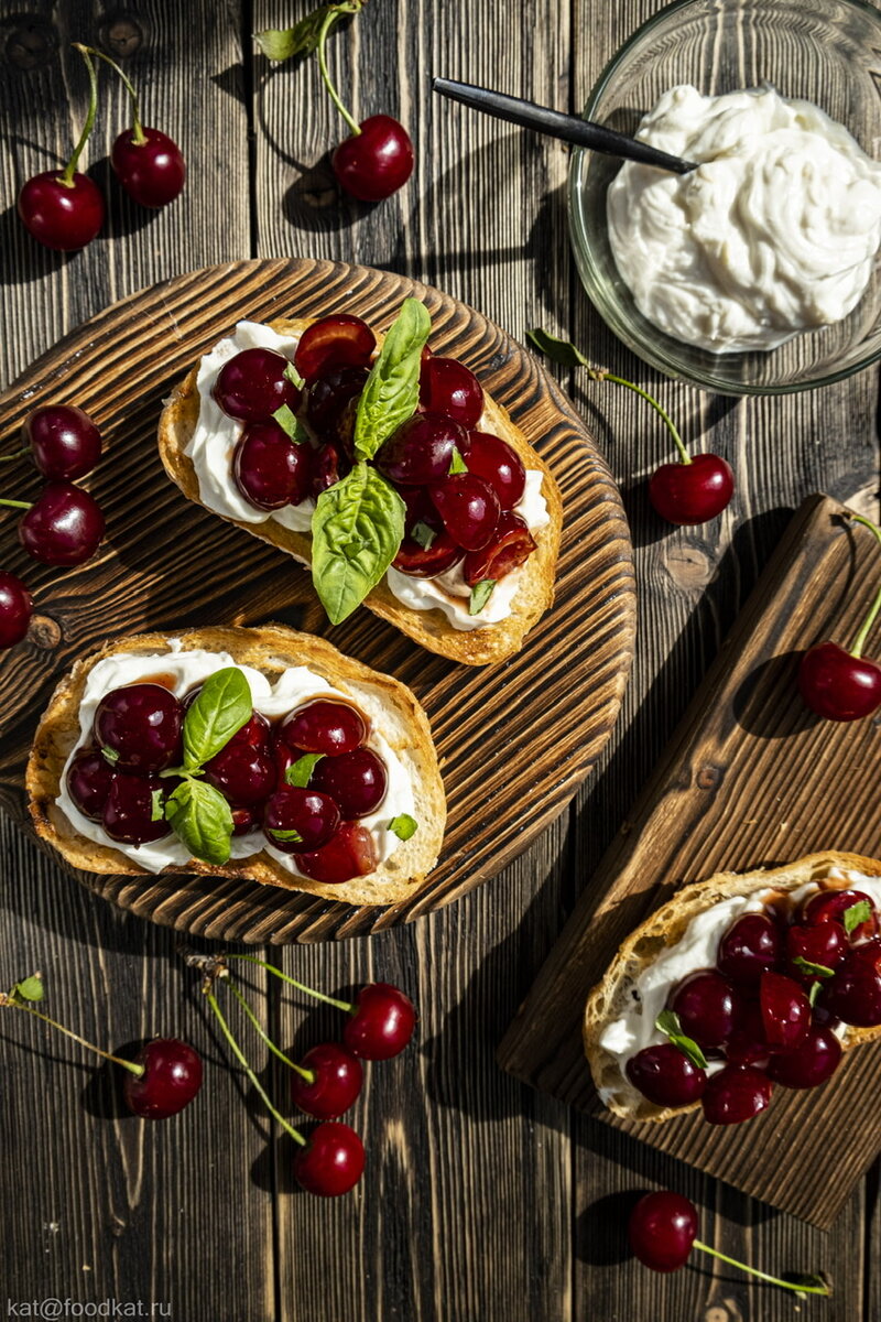 Кростини с маринованной вишней 🍒 и сыром рикотта | FoodKat 🧁 | Дзен