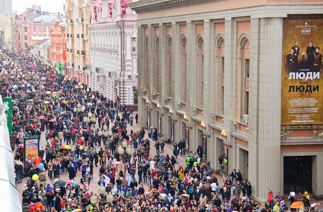 Люди на улице в москве