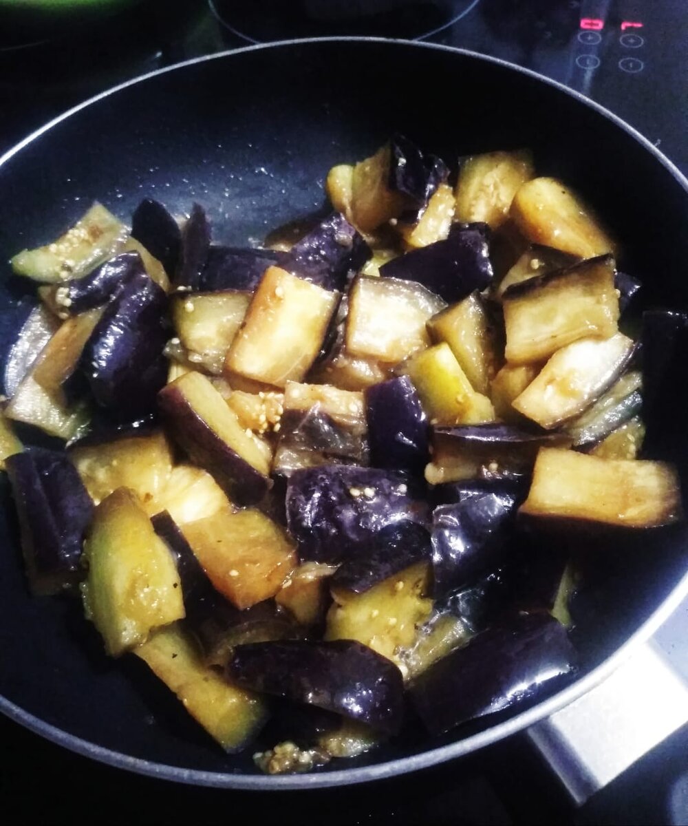 Жарьте баклажаны, добавив растительное масло,  2-3 столовые ложки, + 2-4 столовые ложки питьевой воды. Баклажаны я не чищу, если не любите их кожицу, то почистите. 