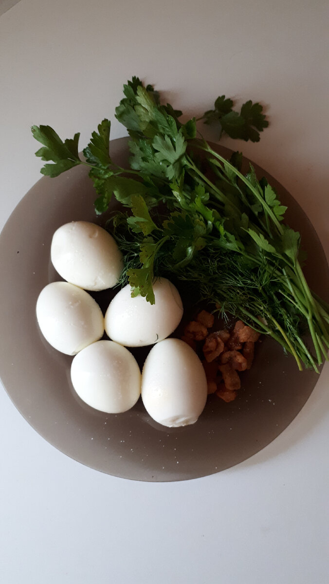 Яйца лысые)))),шкварки,зелень.